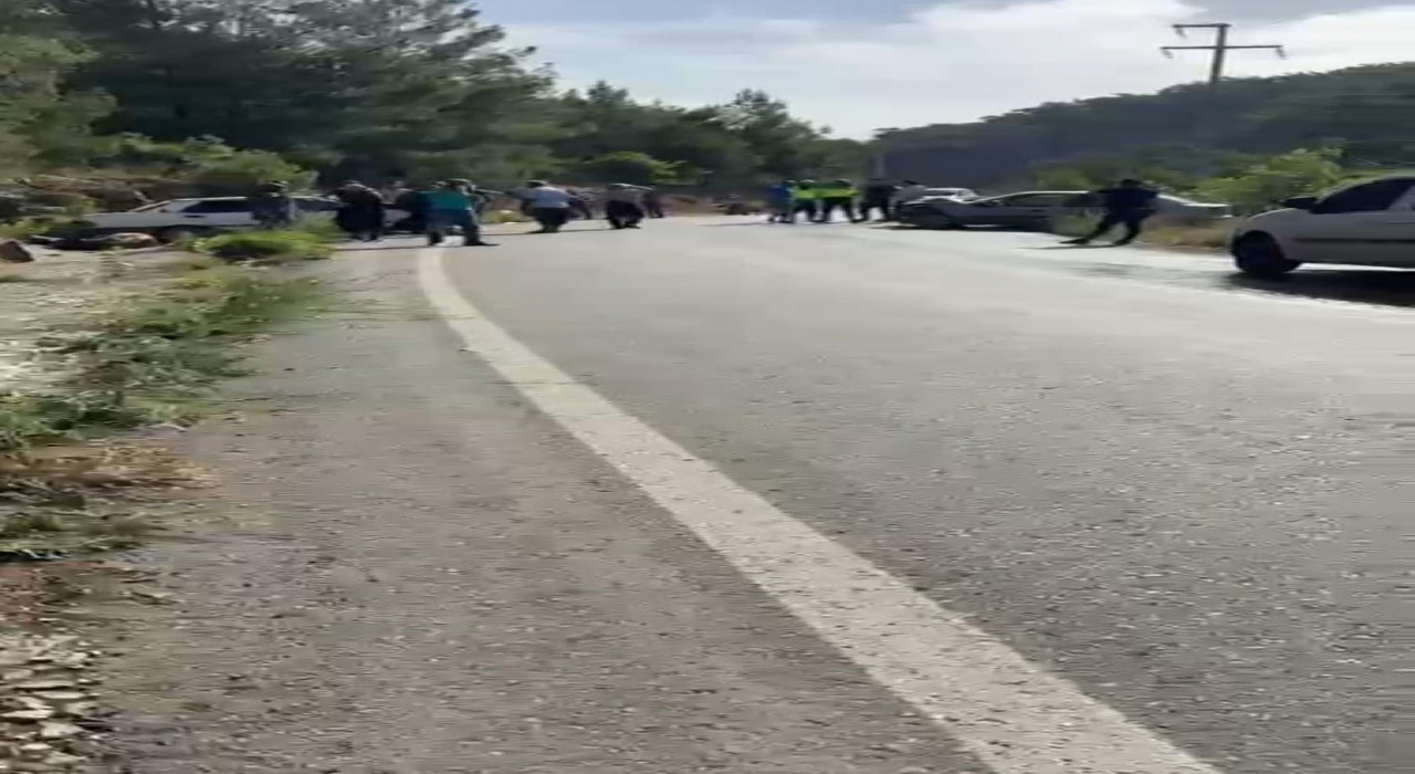 Alanyada iki otomobil çarpıştı: 3 yaralı