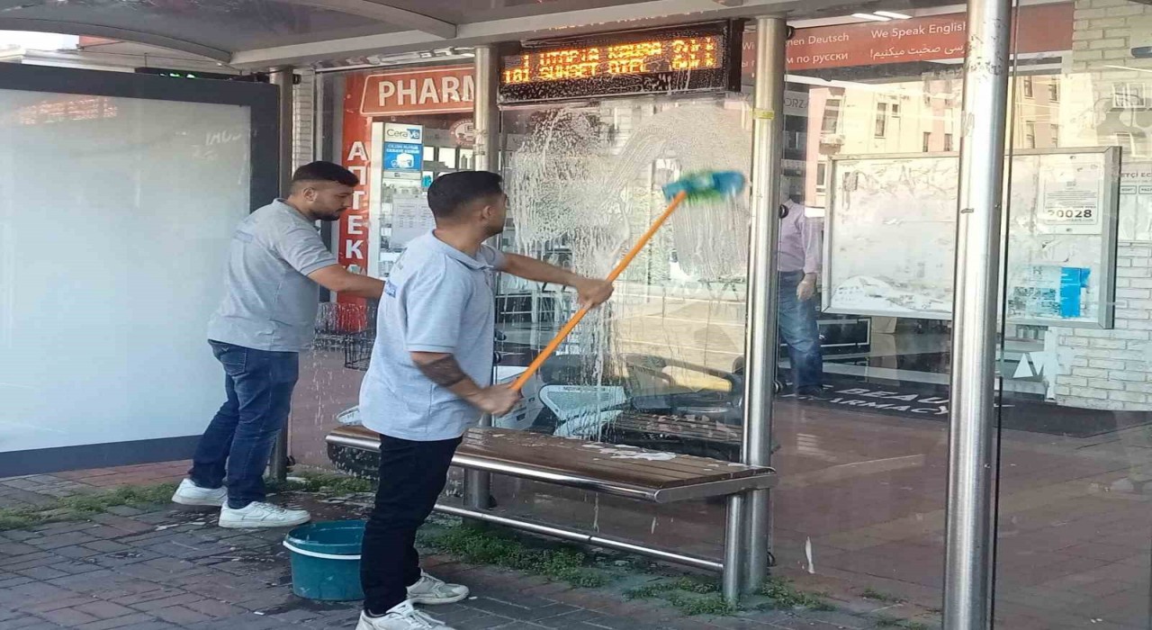 Alanyada otobüs duraklarına bakım
