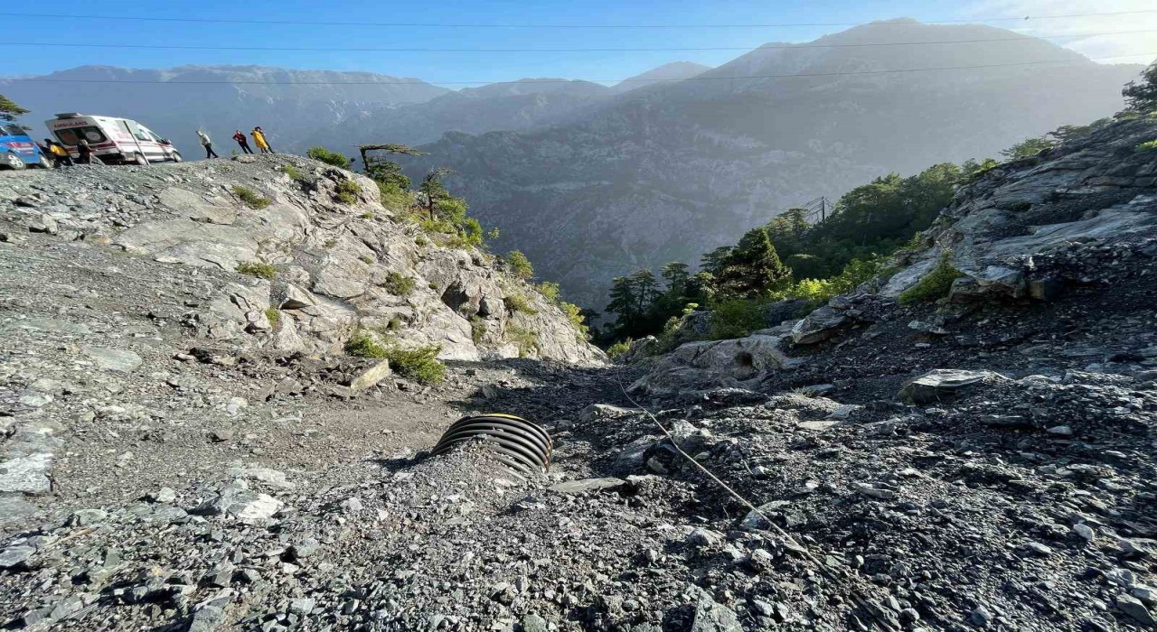 Alanyada otomobil uçuruma yuvarlandı : 1 ölü