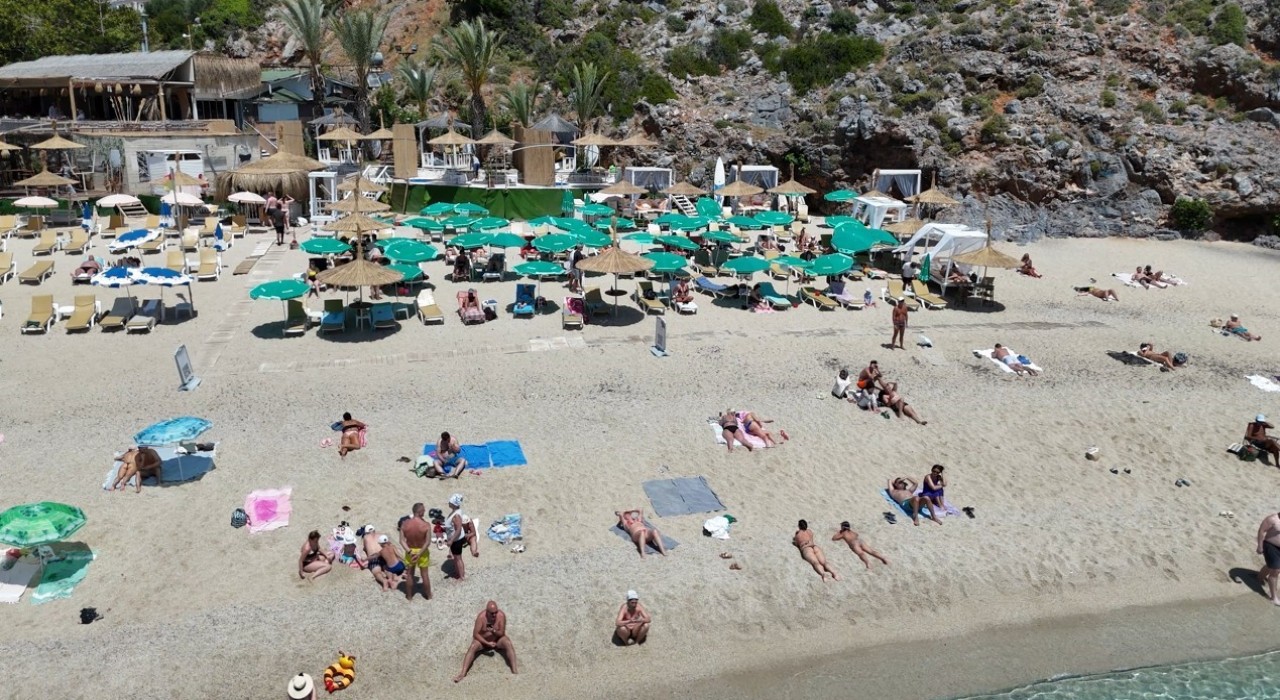 Alanyada sıcak havayı fırsat bilen turistler Kleopatra Plajına akın etti