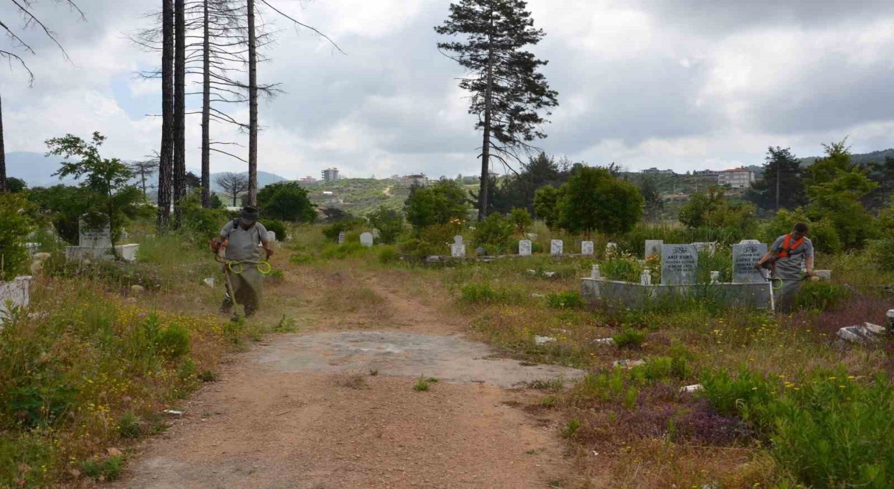 Alanyadaki mezarlıklarda Kurban Bayramı hazırlıkları başladı