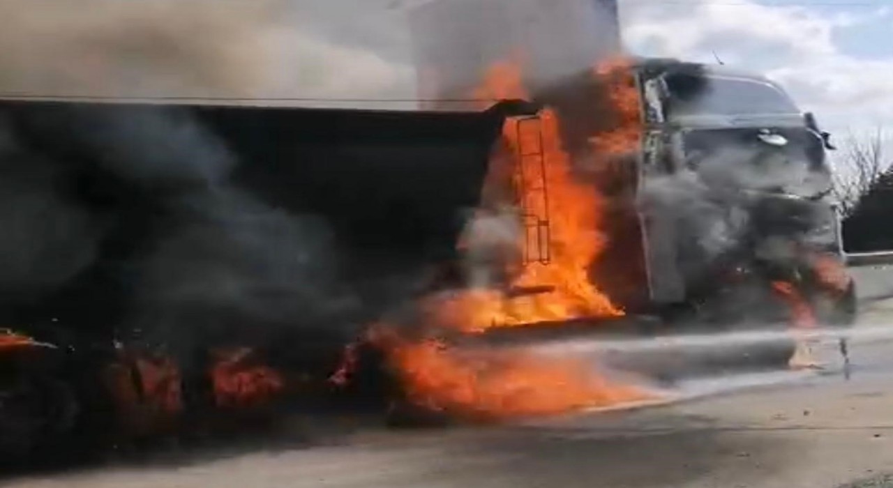 Alev alan park halindeki tır yandı