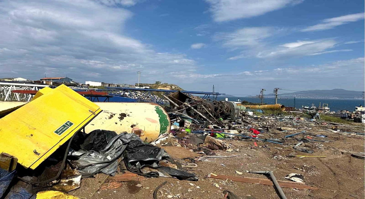 Aliağada 15 bin ton tehlikeli atık etrafa saçılmış