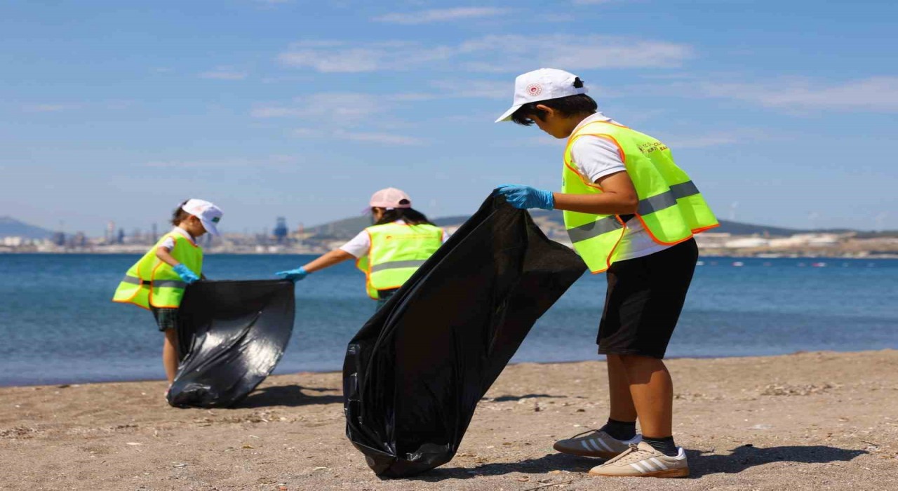 Aliağada öğrencilerle kıyı temizliği ve geri dönüşüm eğitimi