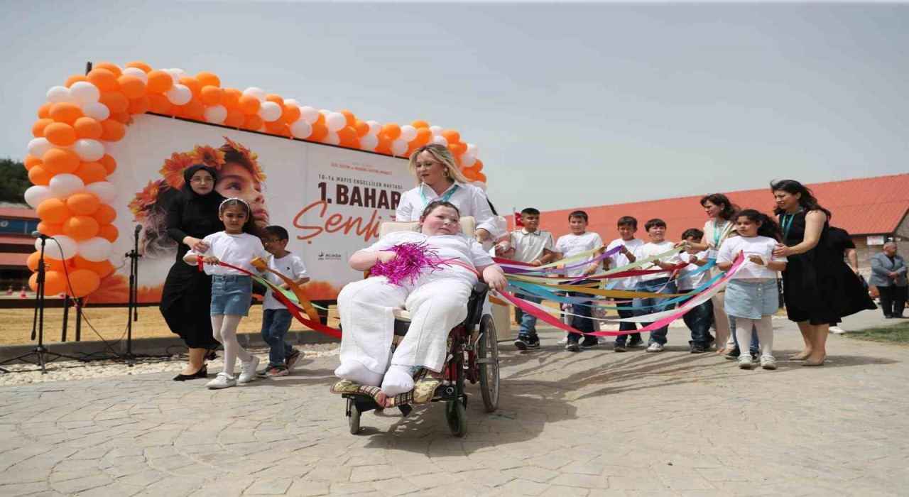 Aliağanın özel çocuklarından rengarenk Bahar Şenliği