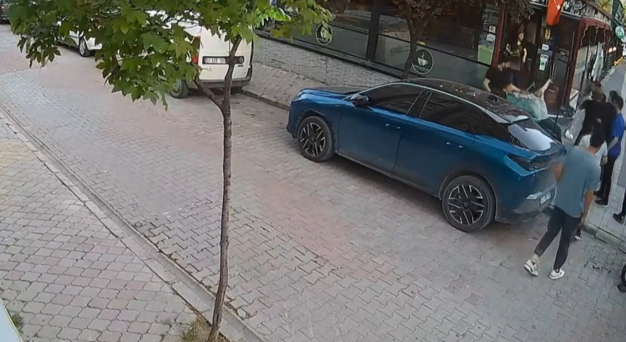 Alkollü gittiği kafede kendisini uyaran çalışanlara tekme ve yumruklarla saldırdı