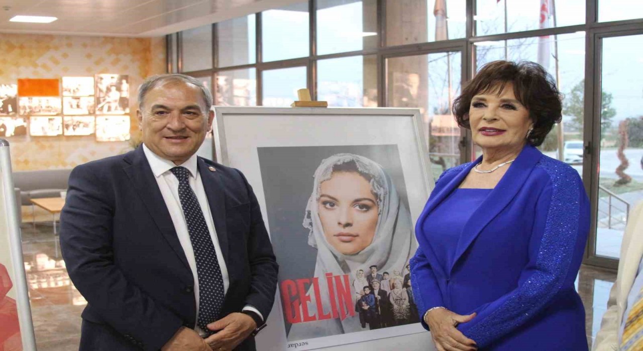 Alparslan Türkeş Bilim ve Teknoloji Üniversitesinde Yeşilcam gecesi: Hülya Koçyiğit gençlerle buluştu