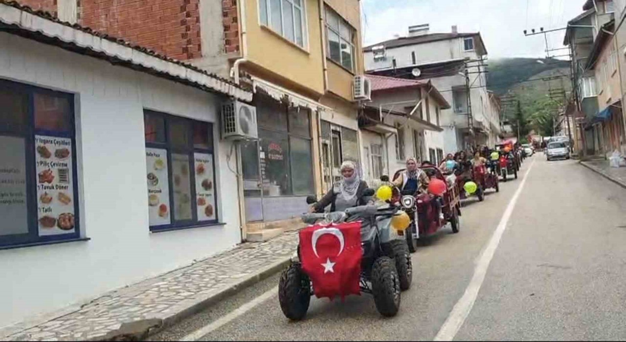 Alpaslan köyünde kadınlardan elektrikli motorlarla Anneler Günü konvoyu