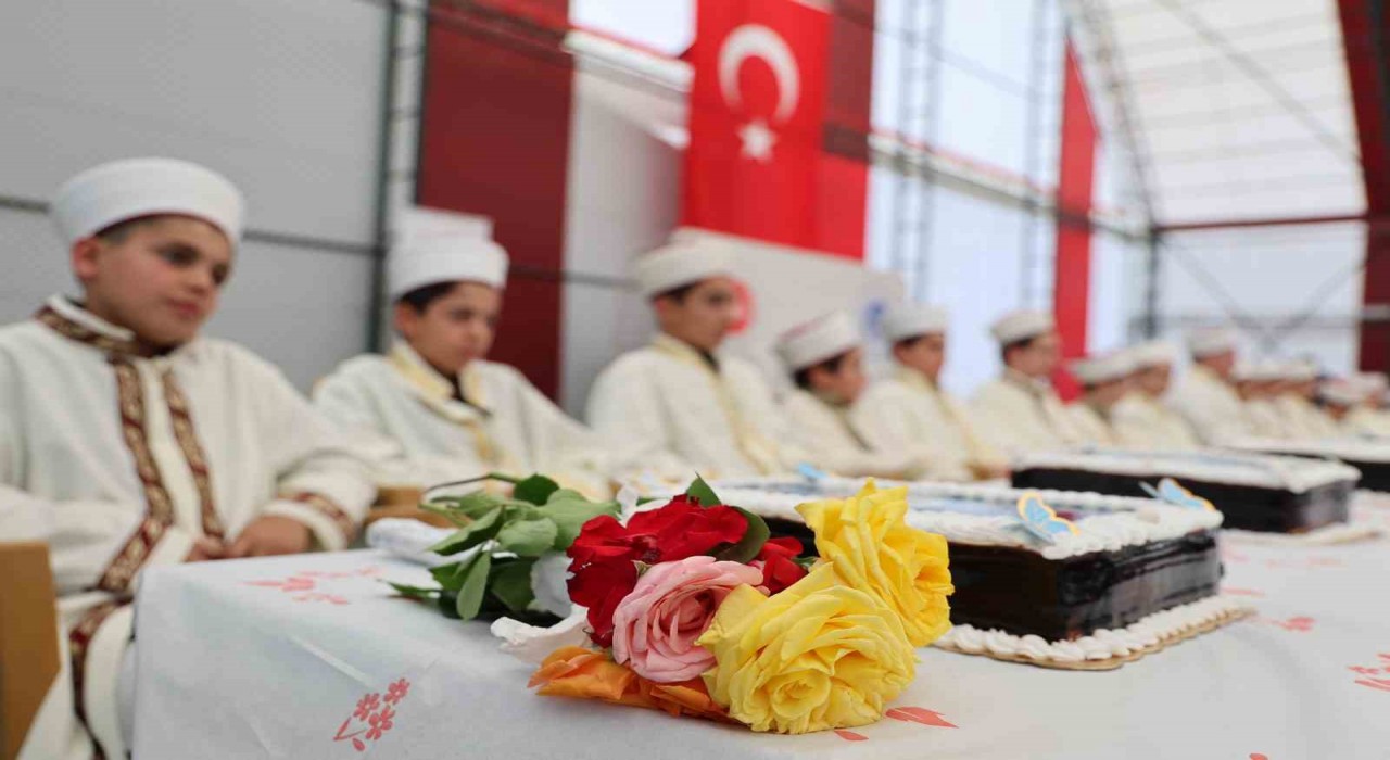 Altınçevre Kuran kursunda hafızlara özel tören: 22 hafız için 22 pasta kesildi