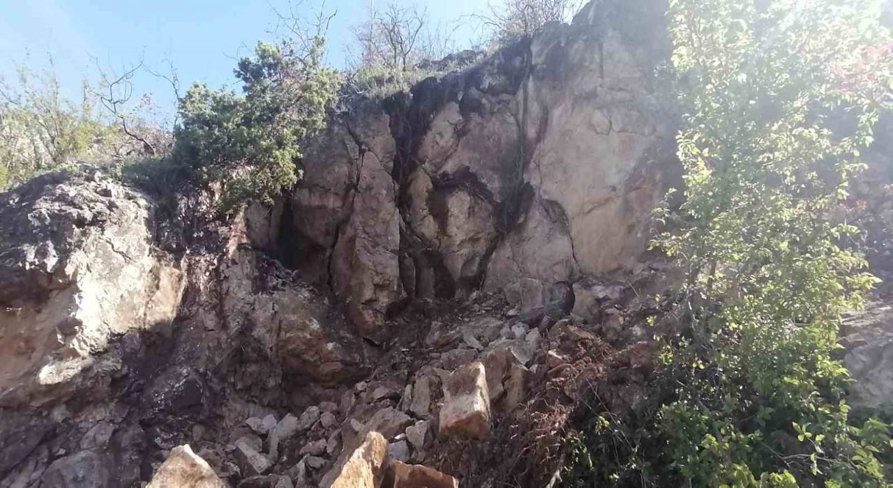 Amasyada dağdan kopan dev kaya parçaları korkuttu
