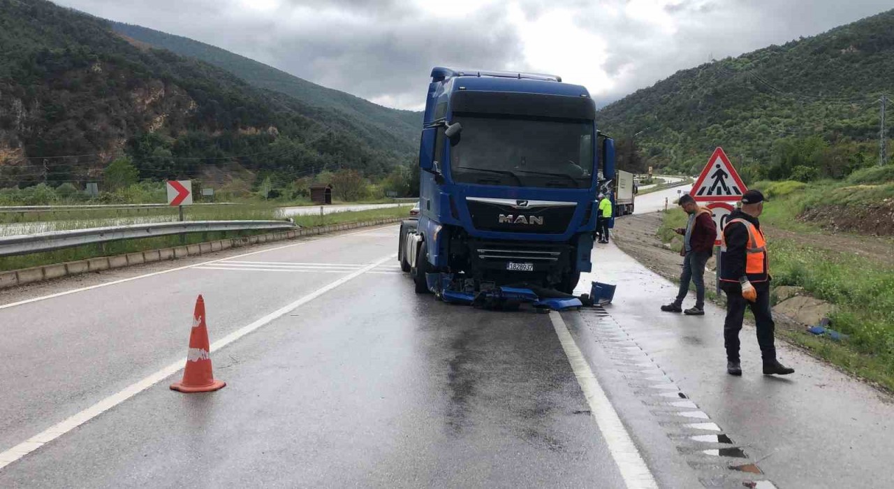 Amasyada kontrolden çıkan tır karşı şeride geçti: 1 yaralı