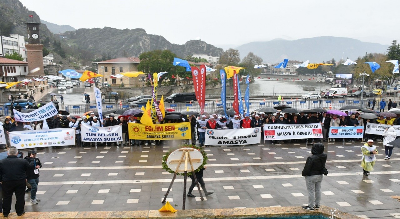 Amasyada yağmur altında 1 Mayıs kutlaması