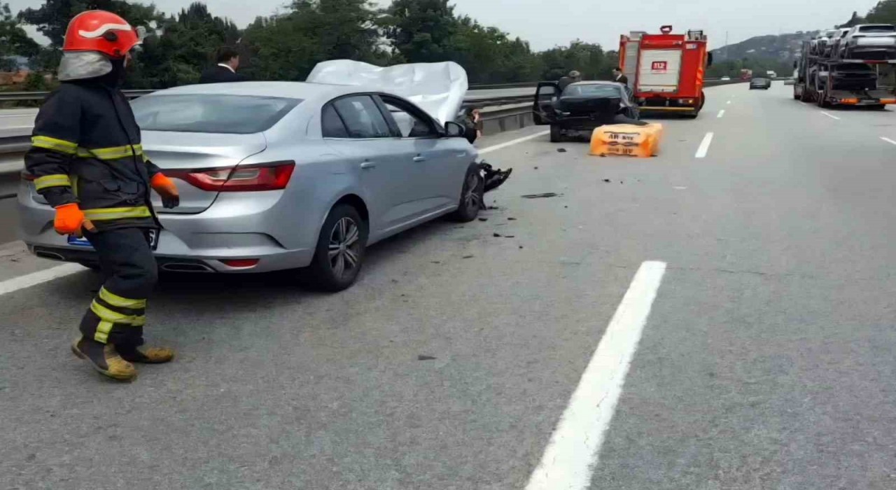 Anadolu Otoyoluna düşen köpük zincirleme kazaya sebep oldu: 3 yaralı