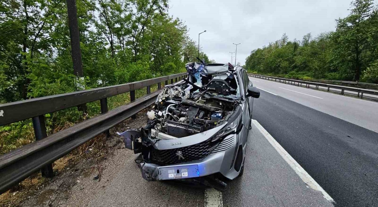 Anadolu Otoyolunda otomobil önündeki tıra çarptı: 1 hafif yaralı