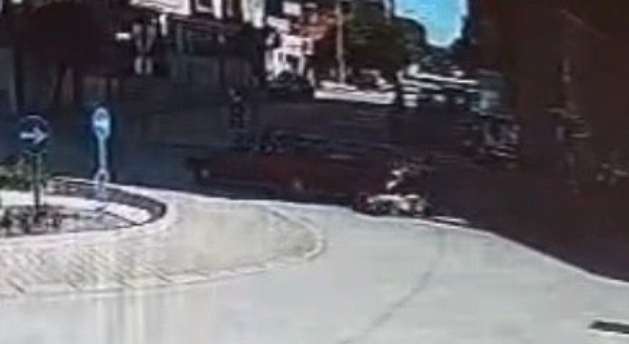 Aniden kavşağa giren otomobil, kadın motosiklet sürücüne çarptı