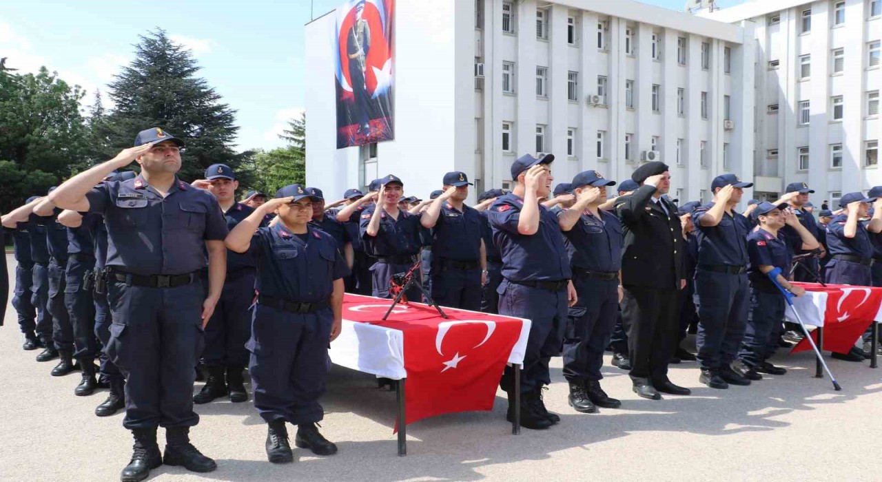 Ankarada 52 özel gereksinimli genç ettikleri yeminle bir günlüğüne asker oldu
