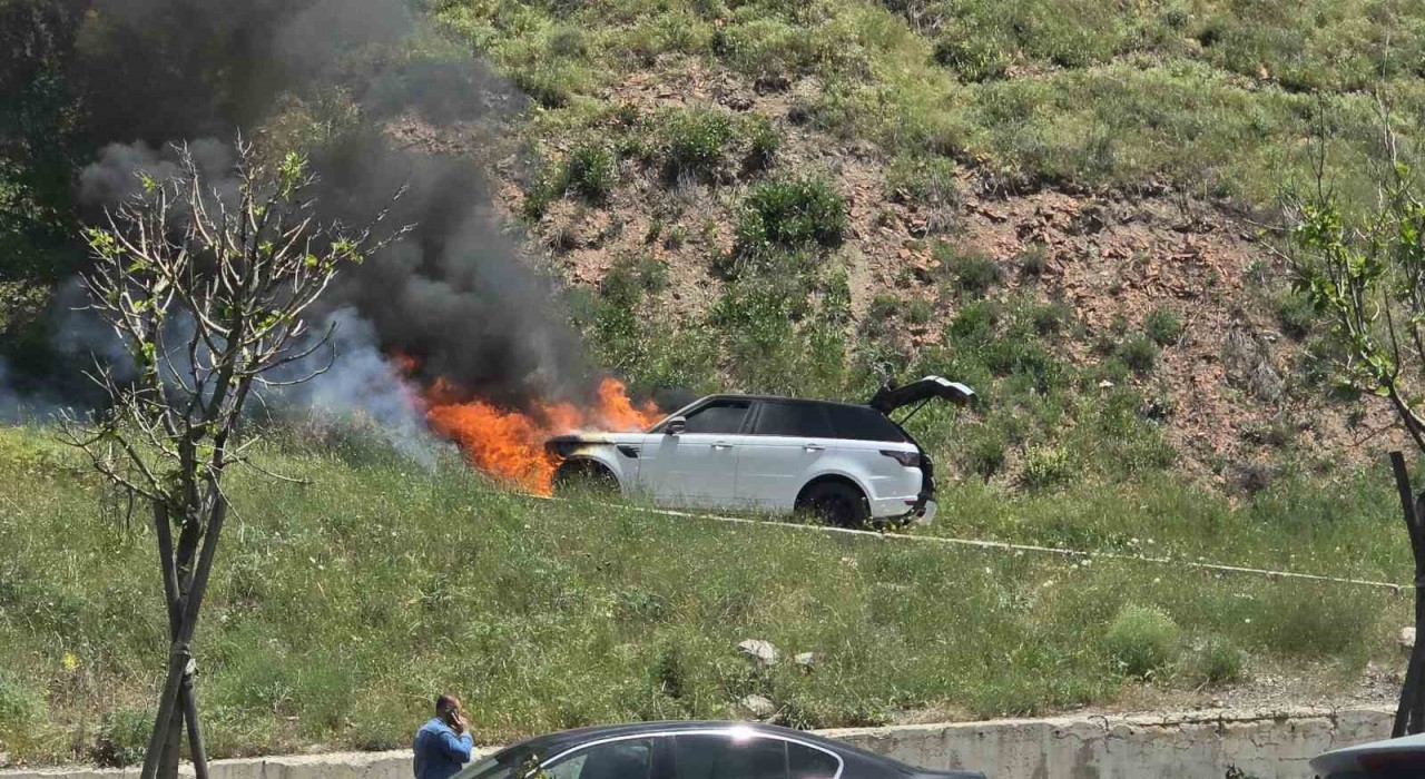 Ankarada bir cip alev alev yandı