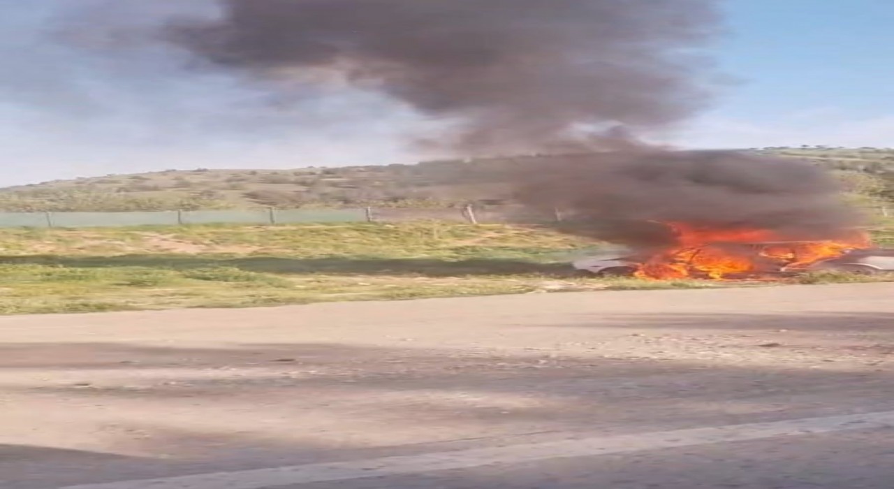 Ankarada boş arazide araç yangını