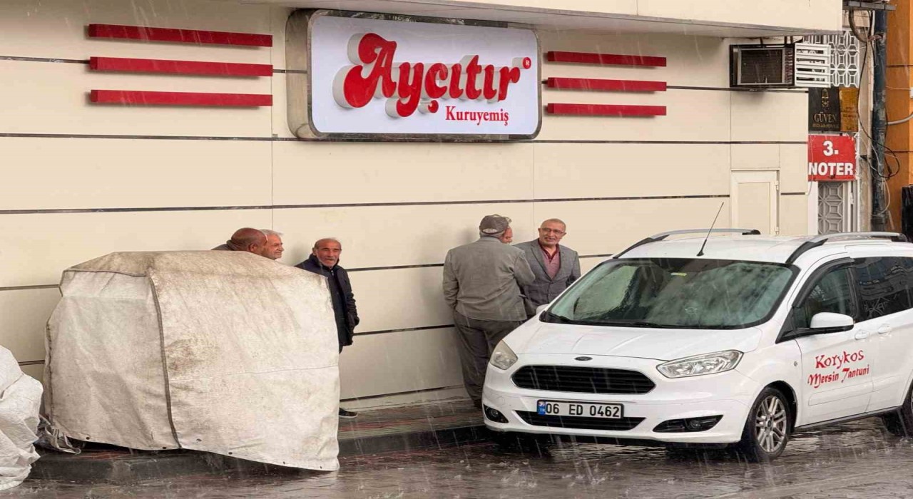 Ankarada ceviz büyüklüğünde dolu yağdı