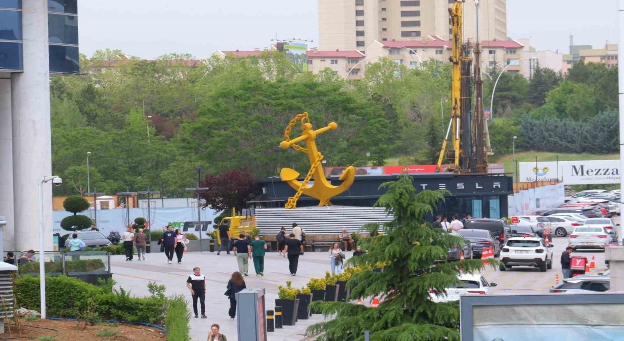 Ankarada çıkan fırtınada Tesla Bayiinin çatısı uçtu