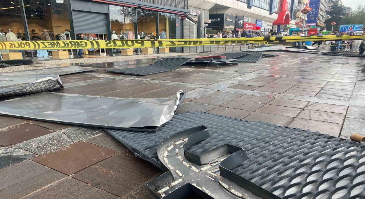 Ankarada fırtına mağazanın talelasını uçurdu