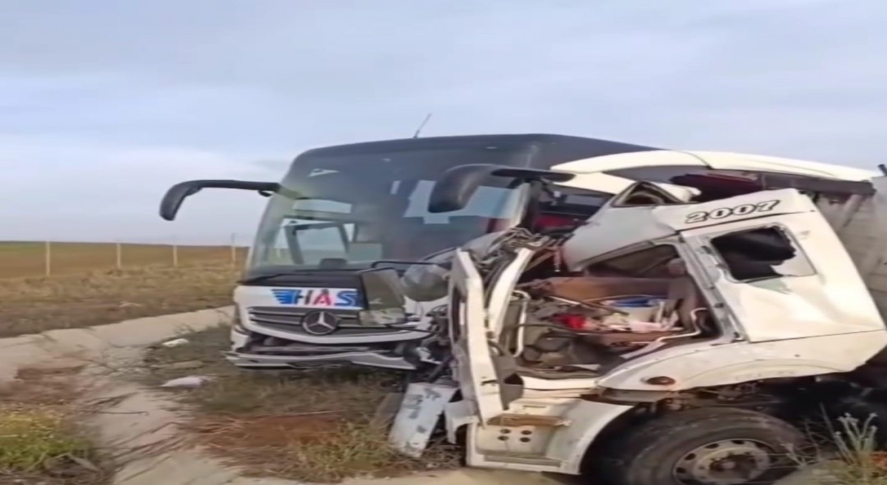 Ankarada kamyon ile yolcu otobüsü çarpıştı: 1 ölü, 5 yaralı