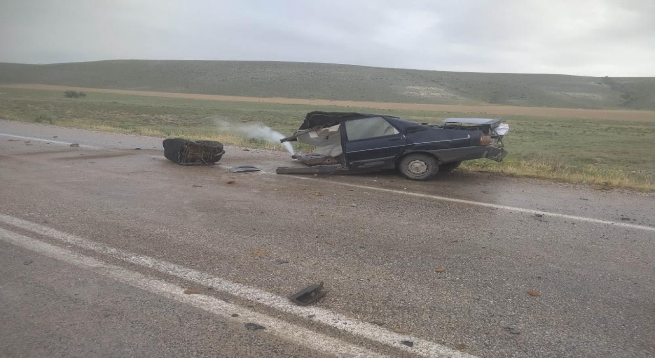 Ankarada karşı yönlerde seyreden tırla otomobil çarpıştı: 1 ölü