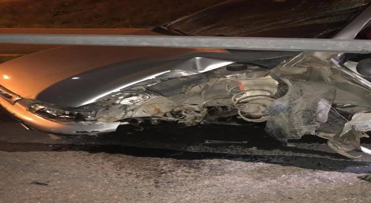 Ankarada kontrolden çıkan araç elektrik direğine çarptı: 1 yaralı