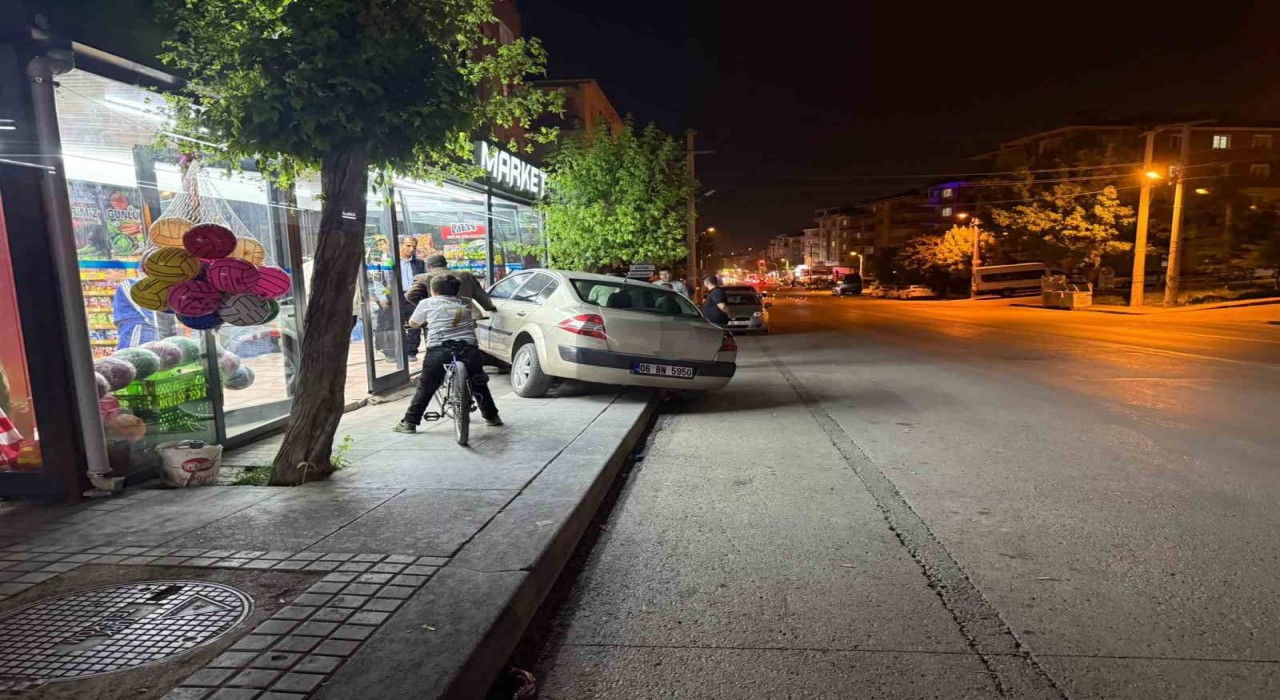 Ankarada kontrolden çıkan otomobil markete daldı