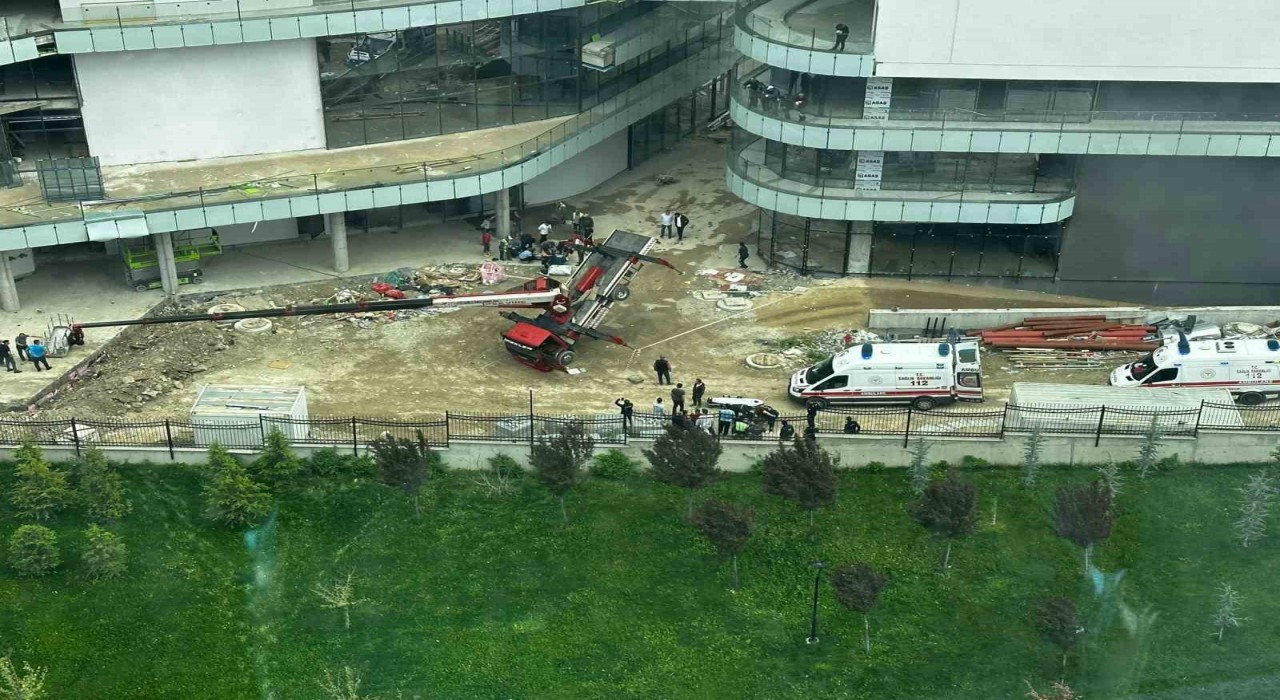 Ankarada kule vinç devrildi: 3 yaralı