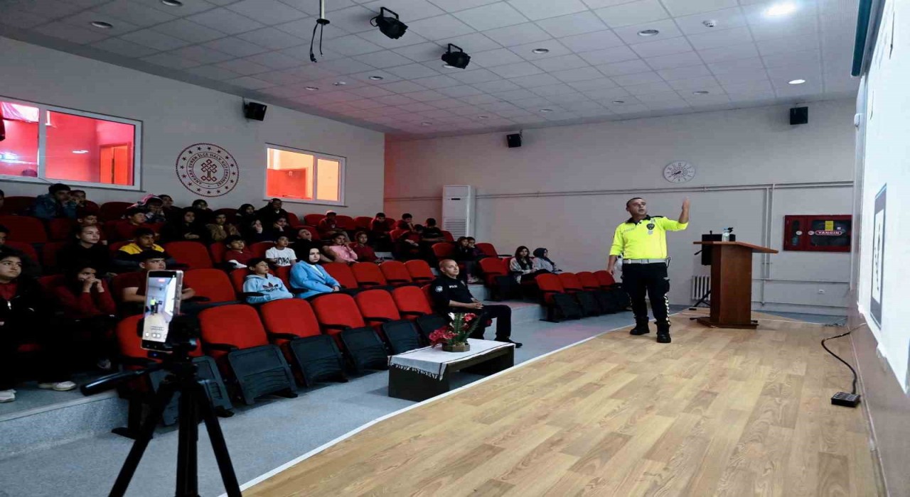 Ankarada polisten öğrencilere trafik eğitimi