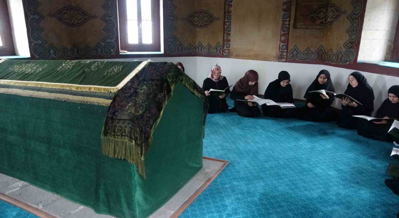 Anneler Günü Gülbahar Hatunun huzurunda kutlandı