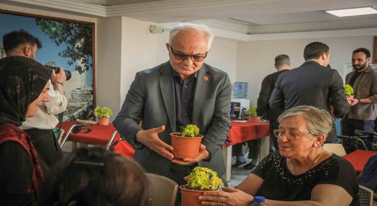 Anneler Gününde huzurevi sakinlerine sürpriz ziyaret