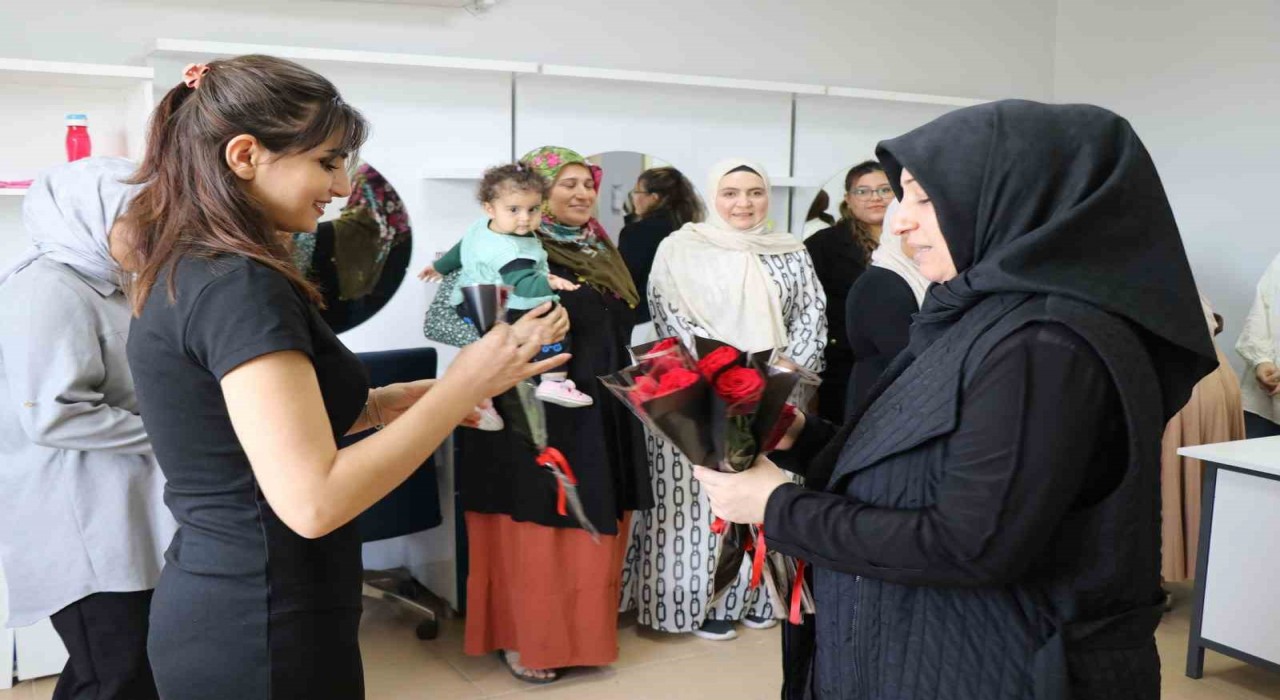 Anneler Gününde kadın kursiyerler unutulmadı