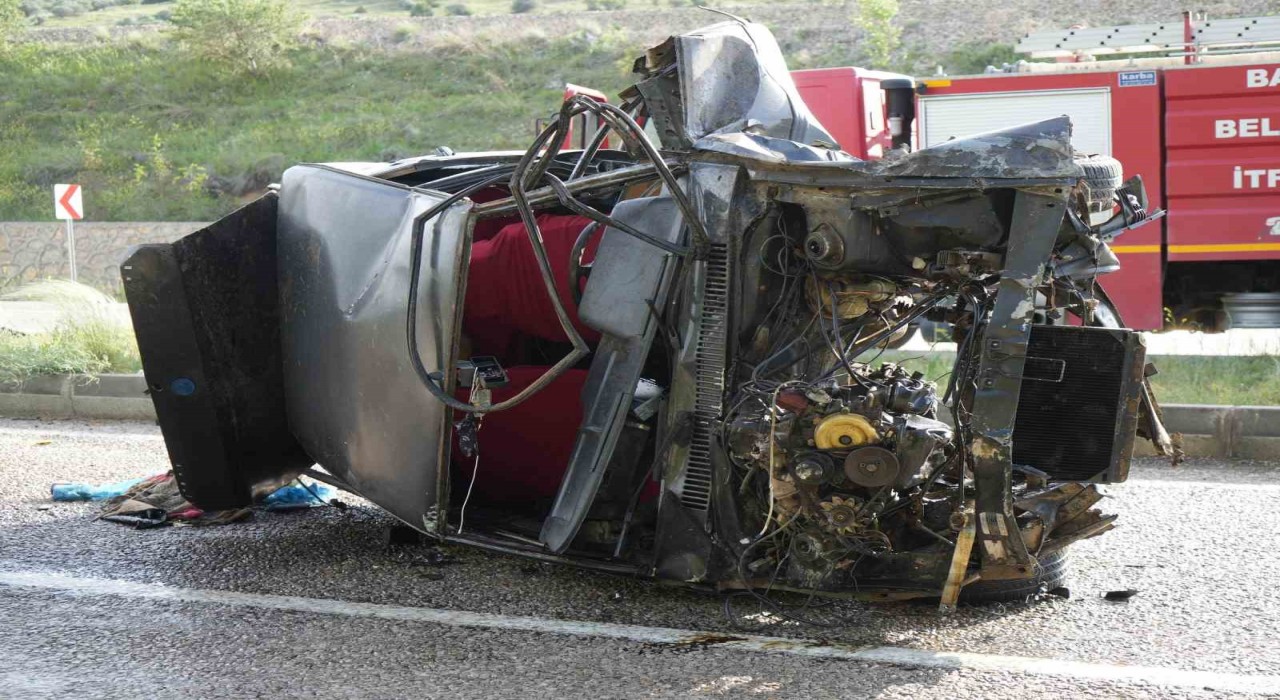 Anneler Gününde yürek yakan kaza: Hurdaya dönen otomobildeki kadın hayatını kaybetti