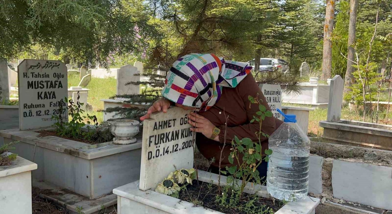 Anneler Gününü bebeğinin mezar taşını öperek geçirdi