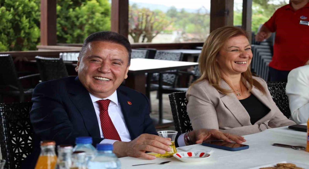 Antalya BB Başkanı Muhittin Böcek başkanlığında, Safranboluda Cittaslow Ulusal Ağ toplantısı gerçekleştirildi