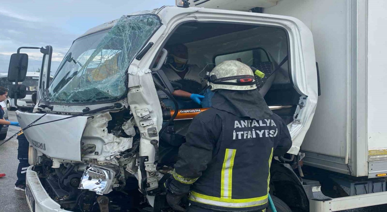 Antalyada 3 aracın karıştığı zincirleme kazada 1 kişi yaralandı