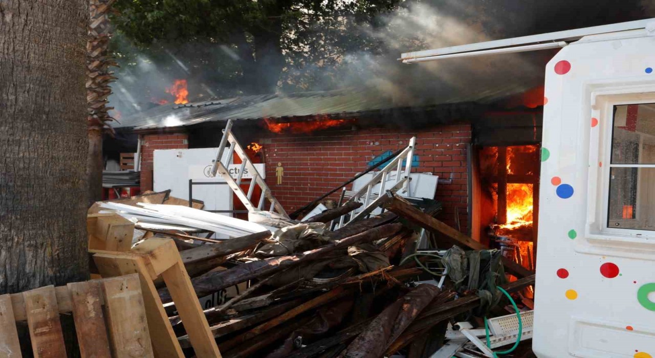 Antalyada depo yangını