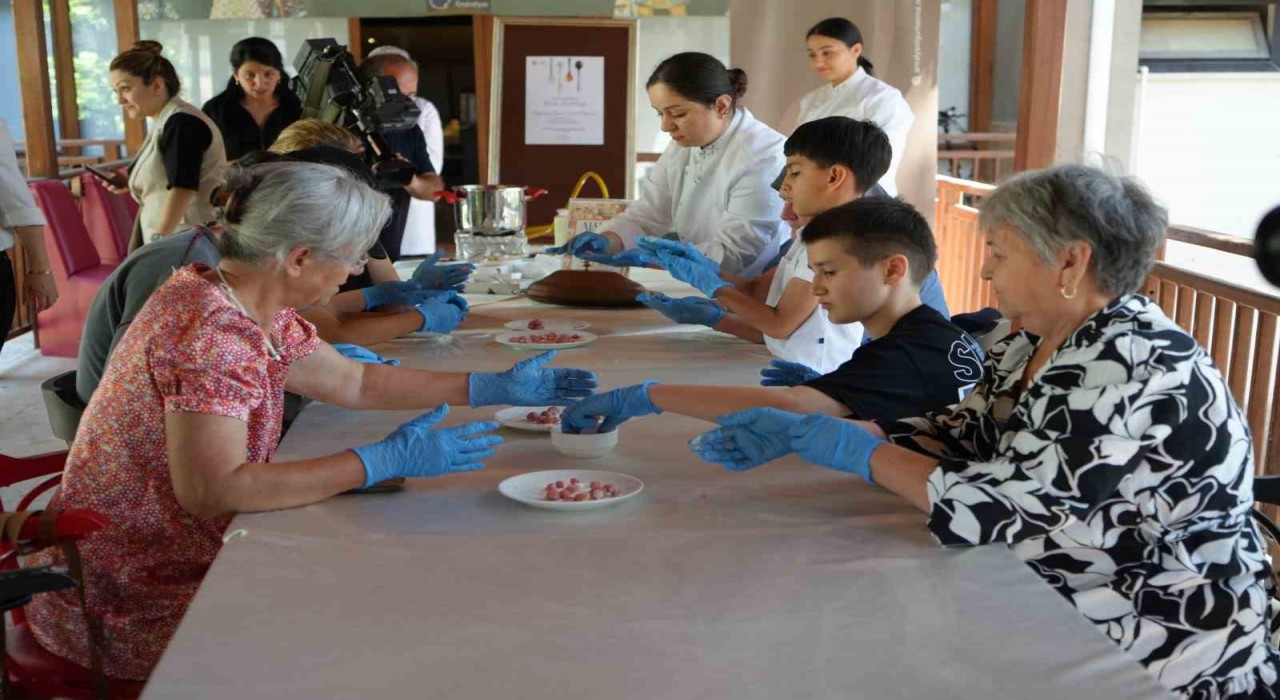 Antalyada nineden toruna miras: Gülüklü çorbası buluşması