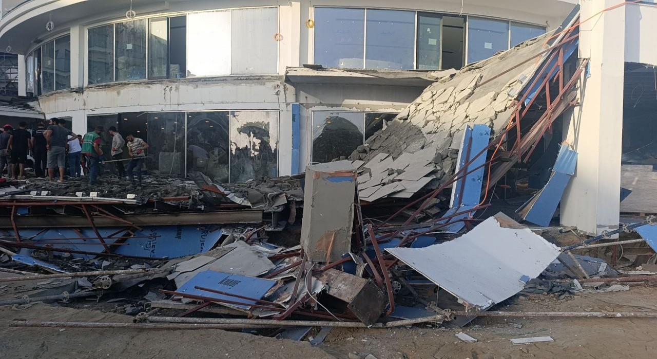 Antalyada otel inşaatının balkonu göçtü: İşçiler canını son anda kurtardı