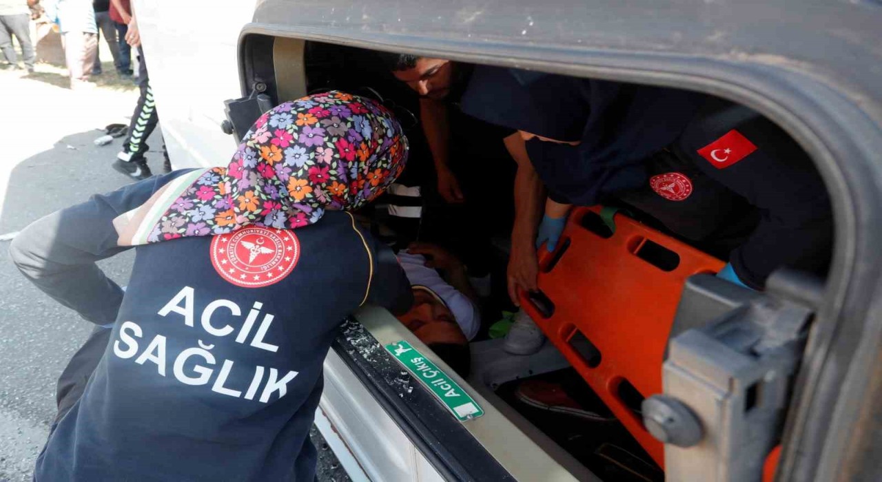 Antalyada servis minibüsü devrildi, sıkışan sürücüyü ekipler çıkardı
