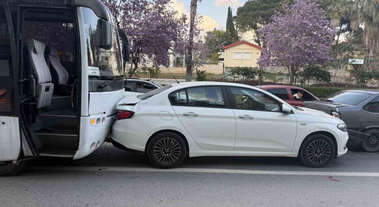 Antalyada zincirleme kaza: 2si çocuk 3 kişi yaralandı