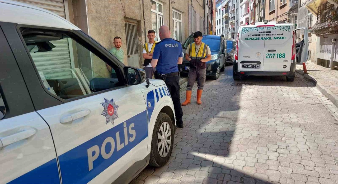 Apartmana yayılan koku yaşlı adamın öldüğünü ortaya çıkardı