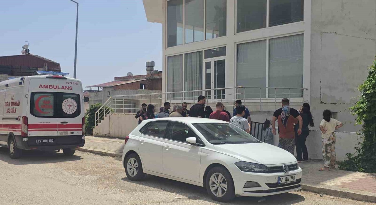 Apartmanın havalandırma kısmında yakılan ateş binayı ayağa kaldırdı