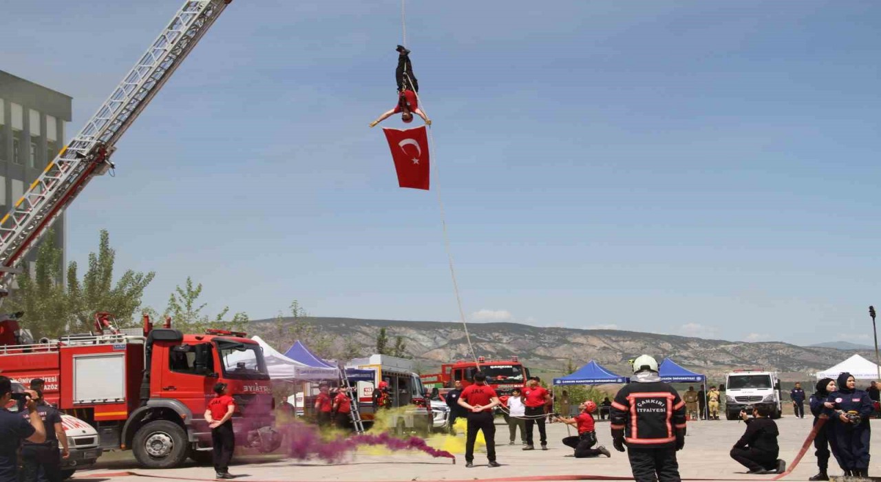 Arama-Kurtarma Tanıtım ve Gençlik Sağlığı Şenliğine üniversite öğrencilerinden yoğun ilgi