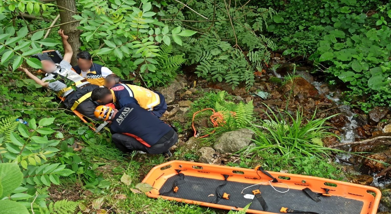 Arazide ağaç keserken yaralanan adamı ekipler kurtardı