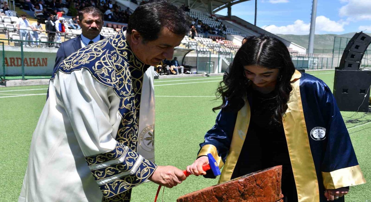 Ardahan Üniversitesinde mezuniyet coşkusu
