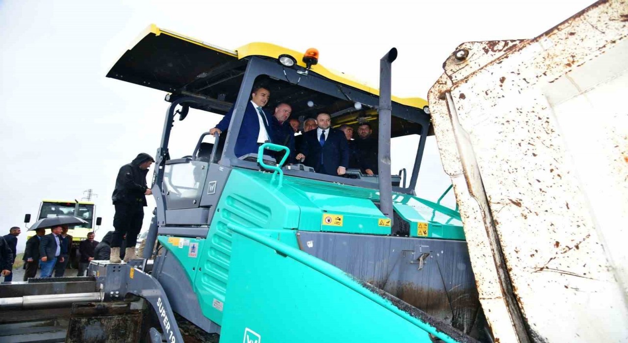 Ardahanda köy yolları asfalt yerine beton kullanılarak yenileniyor
