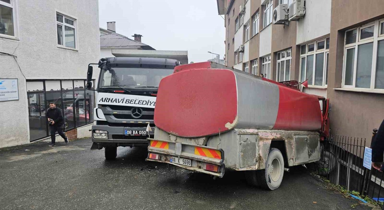 Arhavide freni boşalan mazot yüklü tanker kaymakamlık binasına çarparak durabildi
